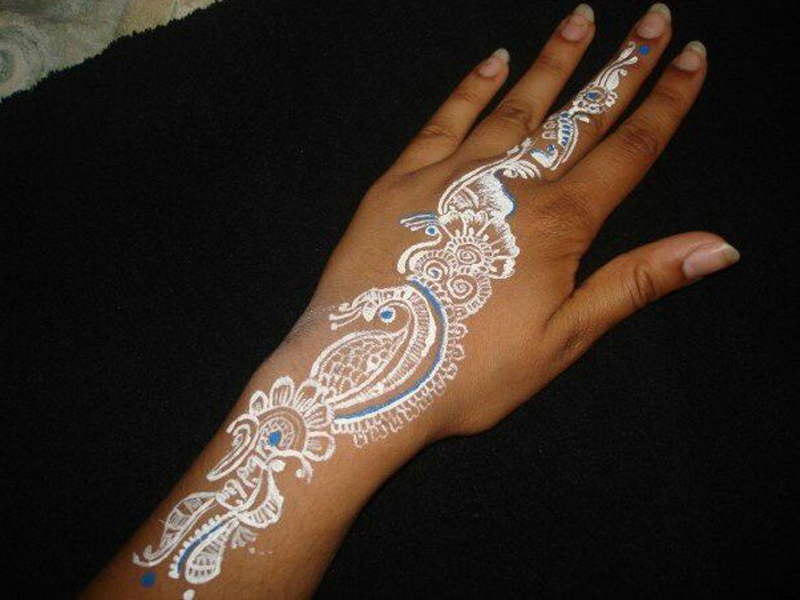 I migliori disegni di henné bianco con immagini