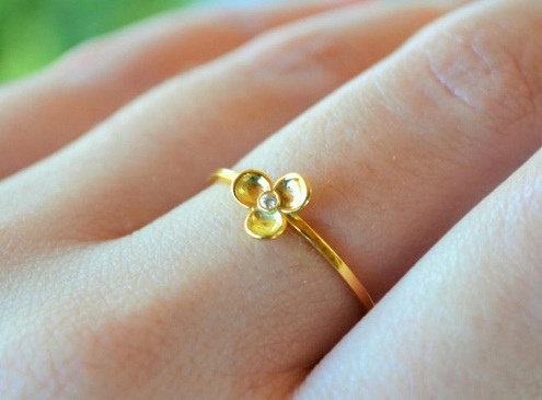 Simpatico anello impilabile floreale con diamante bianco singolo