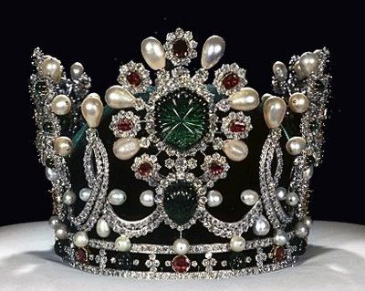 Corona de perlas barrocas