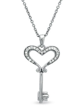 Cadena de plata con colgante de corazón con llave