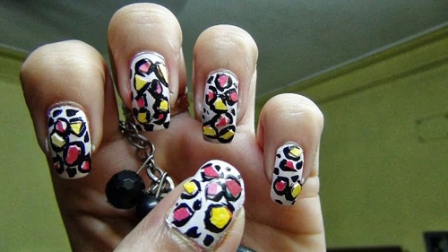 Arte de uñas de leopardo de cáscara de huevo de color rosa y amarillo dúo