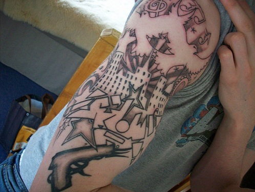 Disegno del tatuaggio della costruzione di graffiti a mezzo braccio