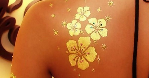 Fiore d'oro in tatuaggio metallico