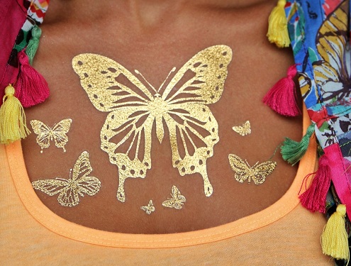 Tatuaggio metallico con disegno a farfalla