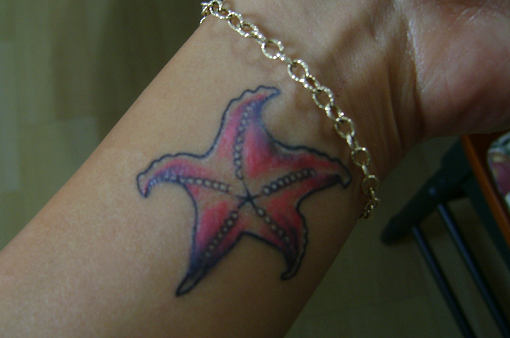 Tatuaje de pez estrella en la muñeca