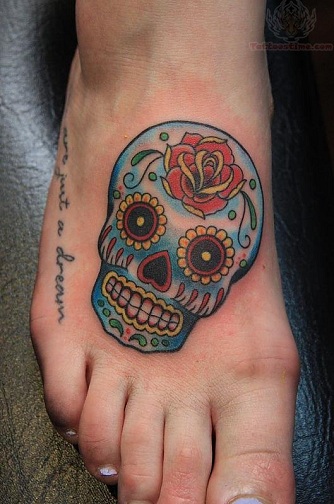 Tatuaggio testa scheletro sul piede