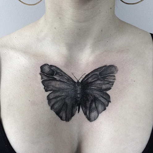 Espectacular diseño de tatuaje de polilla