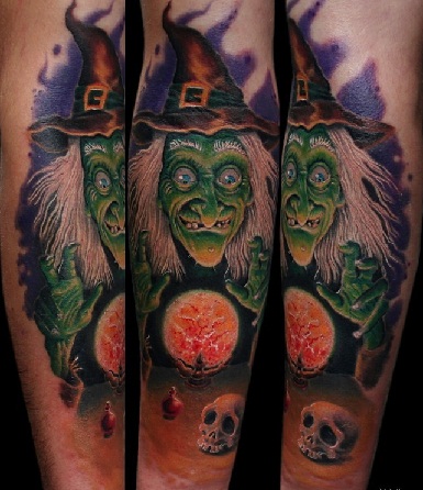Tatuaje en el brazo, bruja de tinta verde