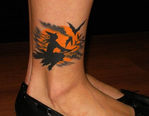 Precioso diseño de tatuaje de bruja