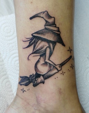 Diseño de tatuaje de bruja voladora