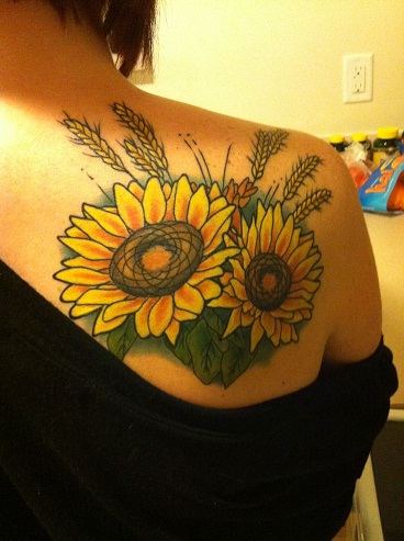 Tatuajes amarillos en patrón de flores