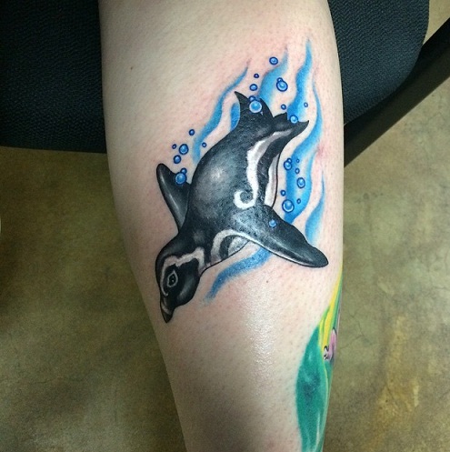 Tatuaggio pinguino subacqueo