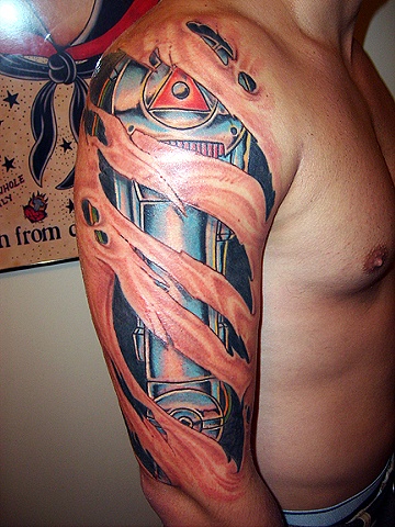 Disegno del tatuaggio del robot della pelle strappata