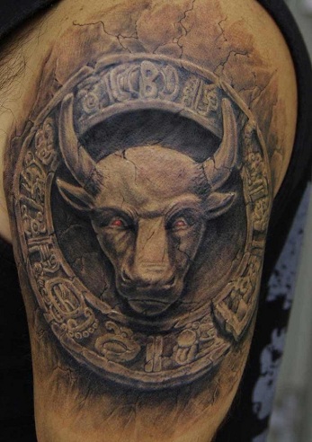 Diseño de tatuaje de toro de trabajo de piedra