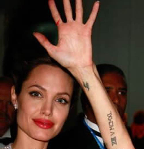 Angelina Jolie Tattoo Art en el área de la muñeca
