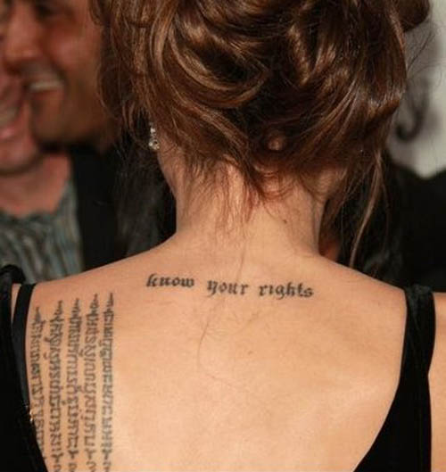Tatuaje de letras de Angelina Jolie en la parte posterior del cuello