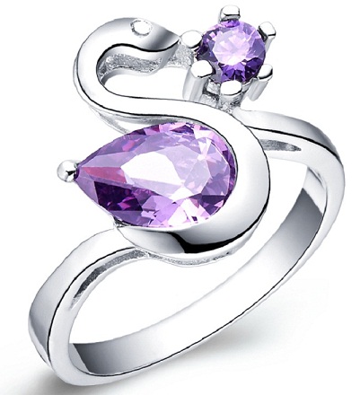 Anello di diamanti con pietre viola di design