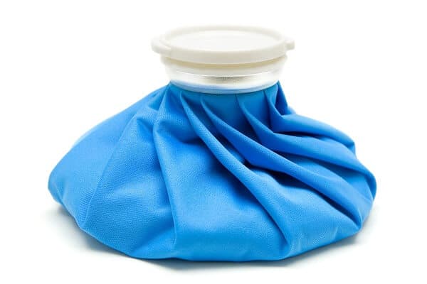 Bolsa de hielo para tratar la tendinitis en el pie