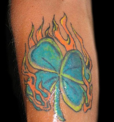 Tatuaje de trébol colorido con diseño de llama