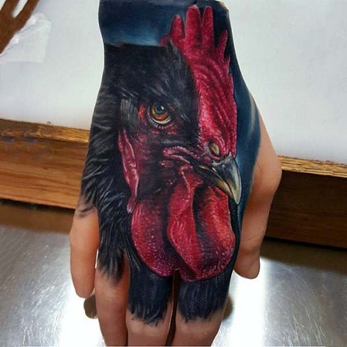 Disegno del tatuaggio del gallo strabiliante