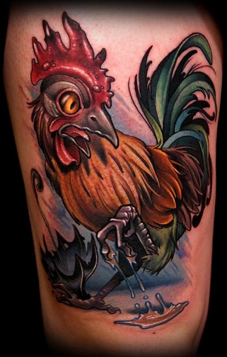 Disegno del tatuaggio del gallo spaventato