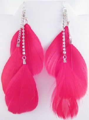 gli orecchini di piume rosa