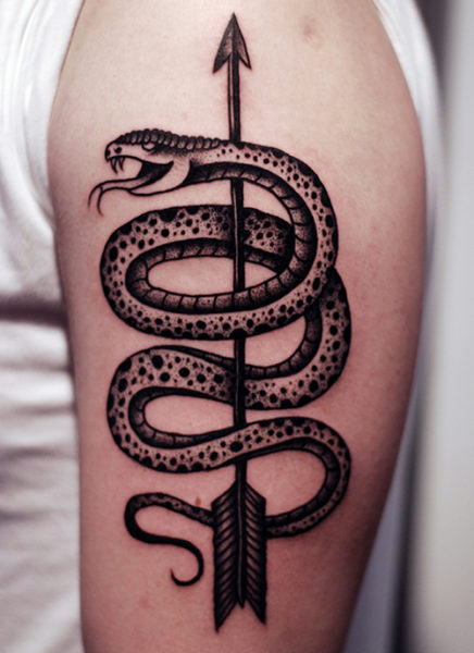 Un tatuaggio di una freccia di serpente sul braccio
