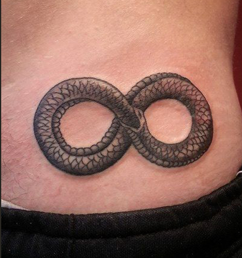 Tatuaggio infinito serpente a sonagli sull'anca
