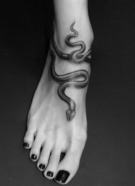 Un serpente arricciato tatuaggio sulla caviglia per ragazze