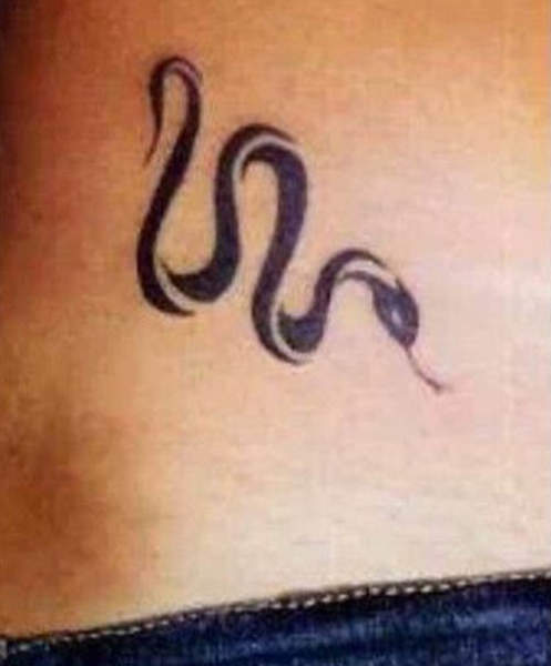 Un semplice tatuaggio di serpente nero per ragazze