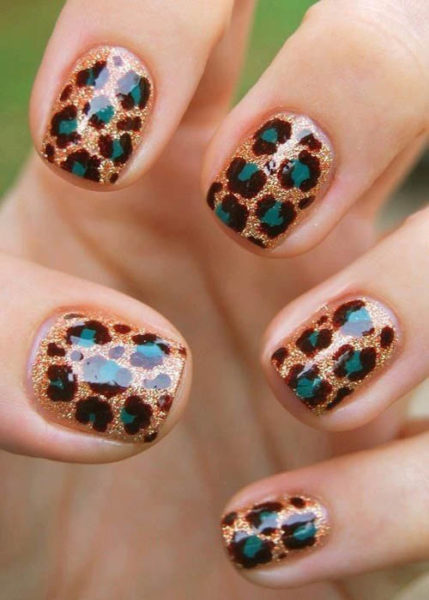 Arte de uñas con estampado de leopardo brillante