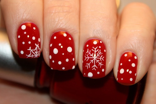 Nail art con fiocchi di neve rossi