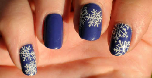 Nail art con fiocchi di neve blu scintillanti