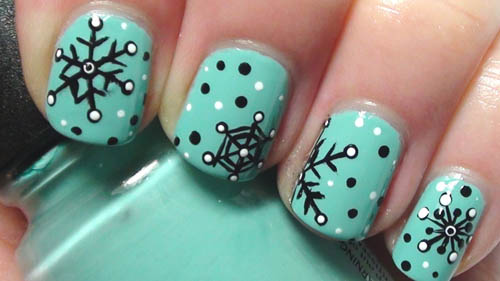 Nail art con fiocchi di neve a pois