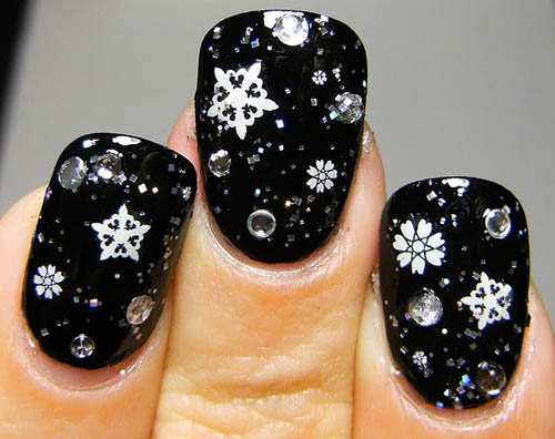 Nail art con fiocchi di neve scintillanti