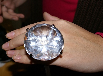 Grande anello rotondo con diamanti per ragazze