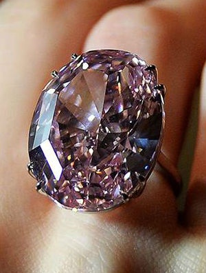 El anillo de diamantes grande de la pantera rosa real