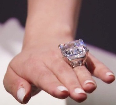 Anello con diamante enorme da 100 carati