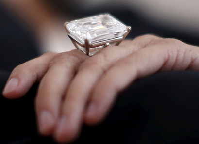 Anillo de diamante raro con un tamaño enorme: