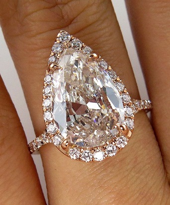 Grande anello di diamanti a forma di pera per matrimonio