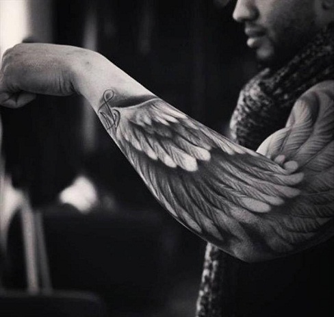 Diseño de tatuaje de alas de ángel para personas negras