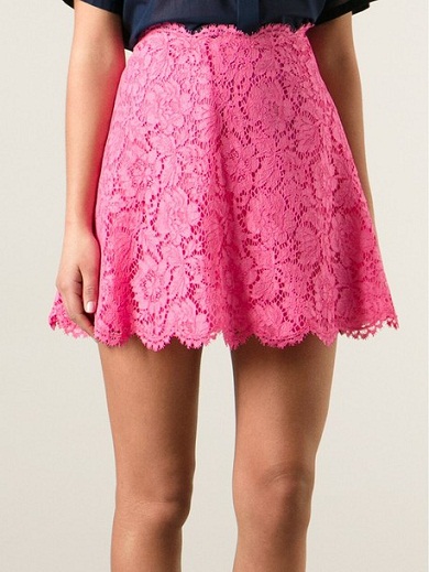 Minifalda de encaje con print de flores rosada
