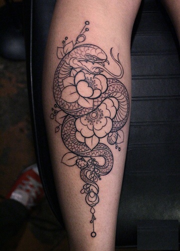 Diseño de tatuaje de serpiente y flor afroamericana
