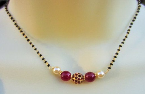 Catena Mangalsutra nera con perline, perle e rubini con ciondolo
