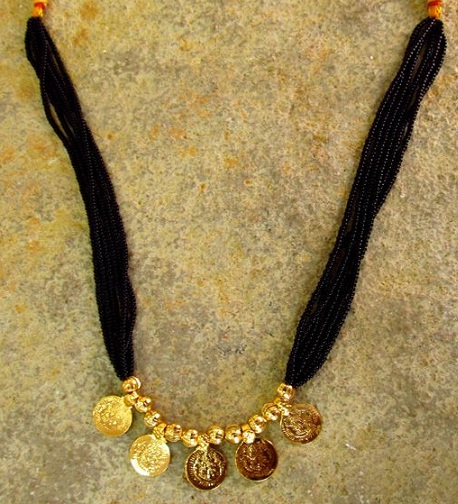 Spessa catena di perline nere con moneta Lakshmi Mangalsutra