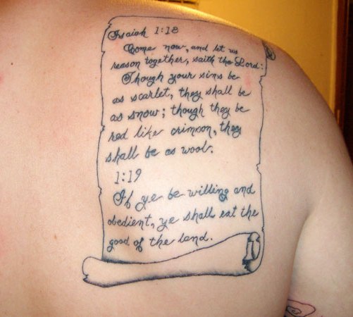 Tatuaggi con scrittura a scorrimento sulla spalla