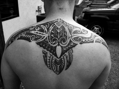 Tatuaggio tribale sulla schiena sul retro