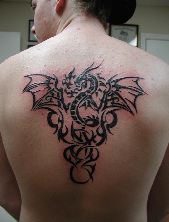 Tatuaggio tribale sulla schiena in stile drago
