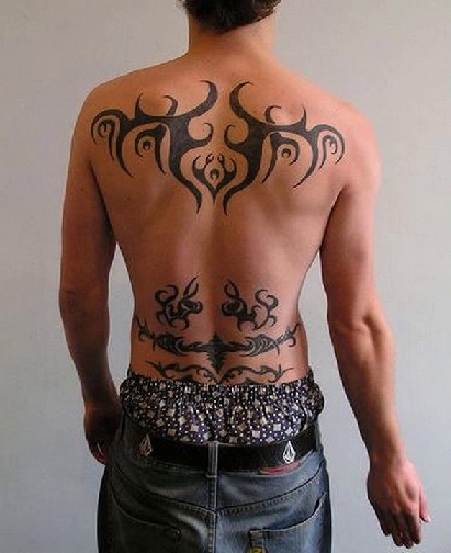 Tatuaggio tribale nella parte bassa della schiena