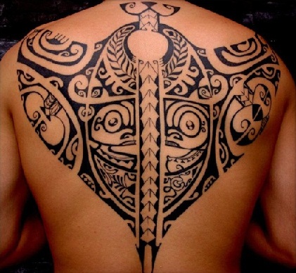 Tatuaggio tribale astratto sulla schiena